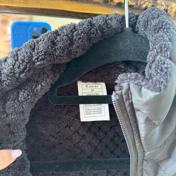 Ariat puffer vest size S - Picture 4 of 5